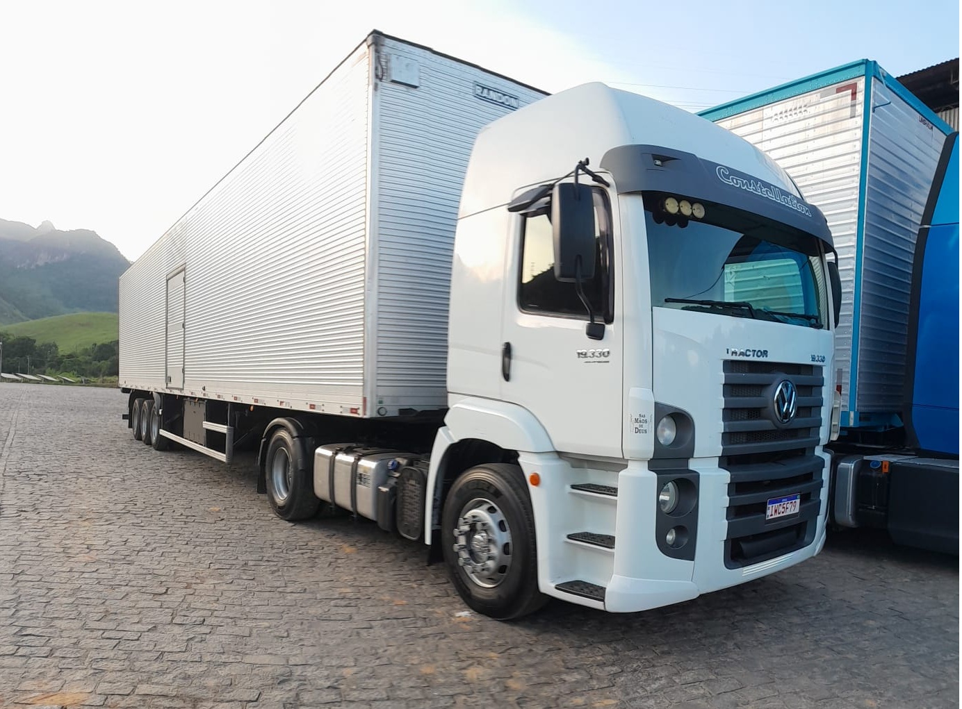 Cavalo mecânico VW Constellation 19.330 com carreta baú Randon estacionado