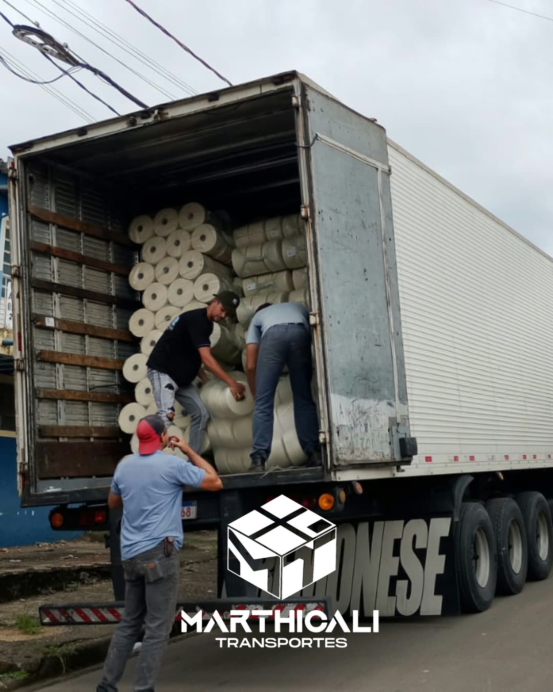 Operador carregando carga em carreta