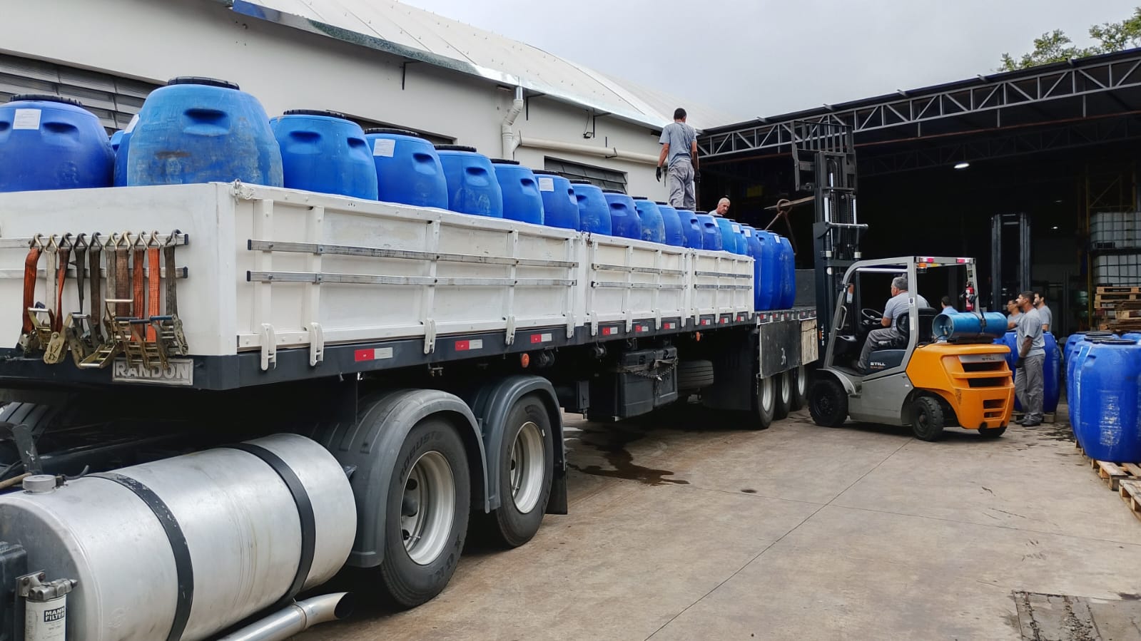 Cavalo Scania carregando com apoio de empilhadeira